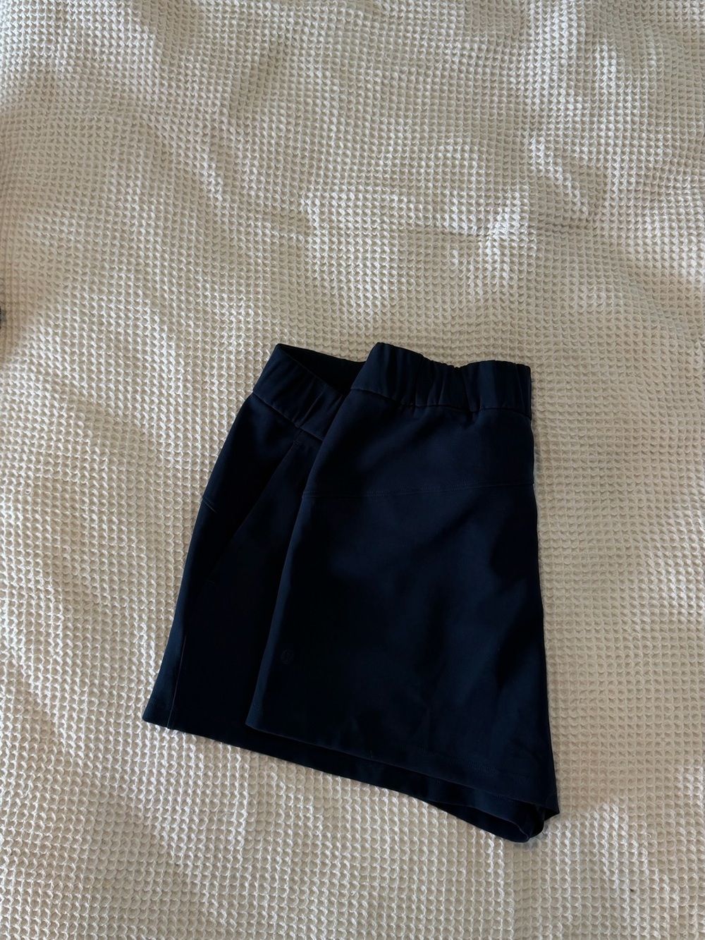 Lululemon On the Fly 2.5” Women's Navy Athletic Shorts - size 10 - Picture 2 of 3
